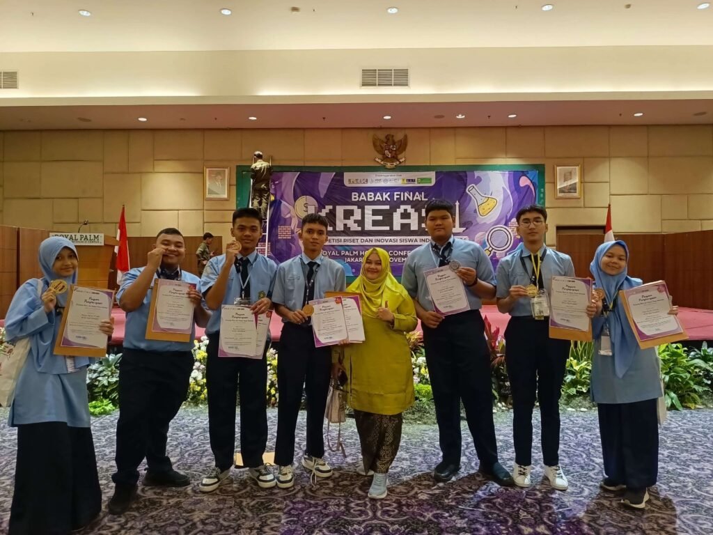 Sejumlah siswa MTsN 1 Pekanbaru membawa pulang empat medali dalam ajang Kreasi Tingkat Nasional 2024.